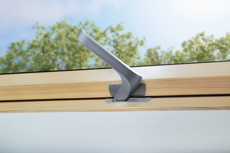 Griff am Holzprofil des FPP PreSelect MAX GREENVIEW Dachfensters