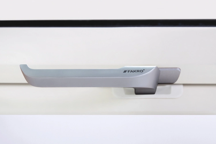 Silberfarbener Griff am weißen Profil des FTU GREENVIEW Dachfensters